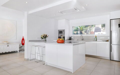 Villa Relaja: Cocina, Diseño De Interiores, Mostrador, Aparato De Cocina, Piso, Suelo, Gabinetes, Mueble, Madera, Electrodoméstico