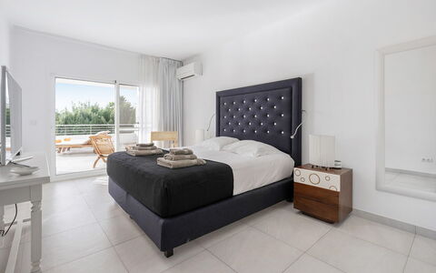 Villa Relaja: Mueble, Cama, Diseño De Interiores, Habitación, Piso, Suelo, Habitación, Sábana, Lecho, Techo