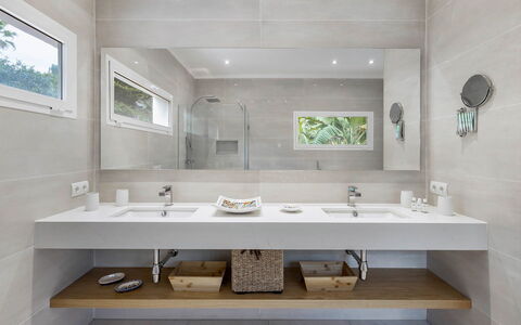 Villa Relaja: Baño, Lavabo Del Baño, Arreglo De Tubería, Lavabo, Diseño De Interiores, Piso, Mostrador, Mueble De Baño, Grifo, Espejo