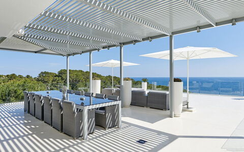Villa Splendente: Material Compuesto, Sombra, Balcón, Metal, Silla, Estructura Al Aire Libre, Aluminio, La Luz Del Día, Pérgola, Diseño