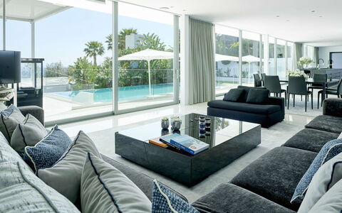 Villa Splendente: Mueble, Diseño De Interiores, Sofá, Piso, Techo, Suelo, Sala, Mesa, Silla