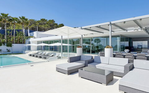 Villa Splendente: Piscina, Recurso, Mueble Para Exteriores, Material Compuesto, Sombra, Silla, Hotel, Eco Hotel, Sunlounger, Diseño