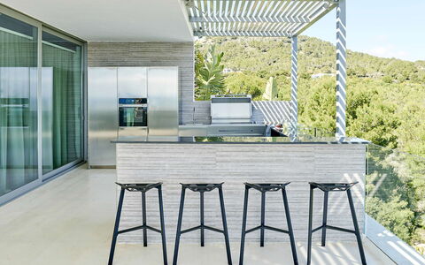 Villa Splendente: Mueble, Diseño De Interiores, Cocina, Piso, Silla, Suelo, Taburete De Bar, Techo, Metal