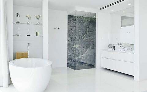 Villa Splendente: Diseño De Interiores, Piso, Pared, Suelo, Arreglo De Tubería, Baño, Techo, Casa, Loseta, Mueble De Baño