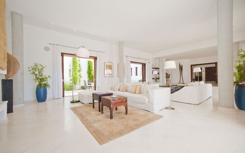 Villa Alessia: Piso, Suelo, Diseño De Interiores, Mueble, Sala, Casa, Sofá, Techo, Arquitectura, Departamento