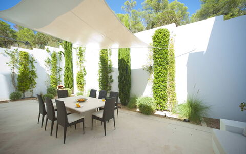 Villa Alessia: Sombra, Jardín, Silla, Mueble Para Exteriores, Paisajismo, Patio Interior, Patio, Eco Hotel, Césped Artificial, Estructura Al Aire Libre