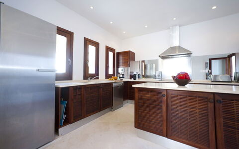 Villa Alessia: Cocina, Madera, Piso, Gabinetes, Mostrador, Diseño De Interiores, Techo, Suelo, Mueble, Aparato De Cocina