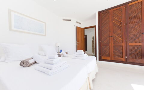 Villa Alessia: Diseño De Interiores, Suelo, Techo, Departamento, Cama, Habitación, Manchas De Madera, Hotel, Lecho, Madera Dura