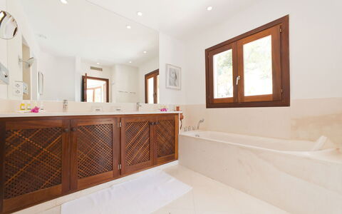Villa Alessia: Piso, Madera, Suelo, Diseño De Interiores, Arreglo De Tubería, Mueble De Baño, Grifo, Bañera, Plomería, Baño