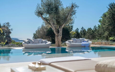 Villa Fabula: Mueble, Mueble Para Exteriores, Silla, Piscina, Recurso, Sombra, Mesa De Café, Material Natural, Diseño