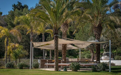 Villa Fabula: Sombra, Jardín, Pabellón, Estructura Al Aire Libre, Kiosko, Mueble Para Exteriores, Paisajismo, Pabellón, Césped, Yarda