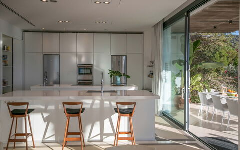 Villa Fabula: Mueble, Diseño De Interiores, Cocina, Piso, Suelo, Mostrador, Madera, Techo, Silla, Aparato De Cocina