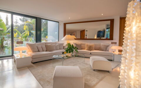 Villa Fabula: Mueble, Diseño De Interiores, Sofá, Piso, Suelo, Sala, Pared, Mesa, Habitación, Madera