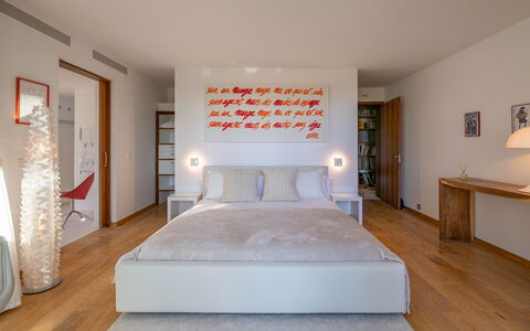 Villa Fabula: Cama, Mueble, Diseño De Interiores, Suelo, Habitación, Piso, Lecho, Pared, Sábana, Habitación