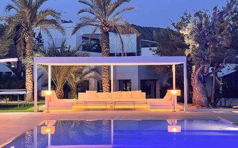Villa Fabula: Piscina, Suelo, Diseño De Interiores, Piso, Recurso, Mueble, Sombra, Techo, Sofá