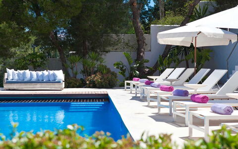 Villa Bacio: Mueble Para Exteriores, Piscina, Mueble, Sunlounger, Recurso, Arrojar La Almohada, Amortiguar, Jardín, Almohada, Silla