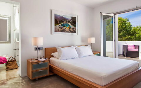 Villa Bacio: Cama, Mueble, Diseño De Interiores, Lecho, Habitación, Sábana, Piso, Suelo, Madera, Arrojar La Almohada