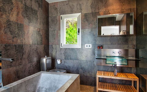 Villa Bacio: Arreglo De Tubería, Pared, Piso, Suelo, Diseño De Interiores, Grifo, Lavabo, Baño, Plomería, Mostrador