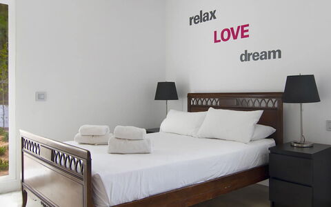 Villa Bacio: Cama, Mueble, Lecho, Habitación, Sábana, Diseño De Interiores, Suelo, Madera, Linos, Piso
