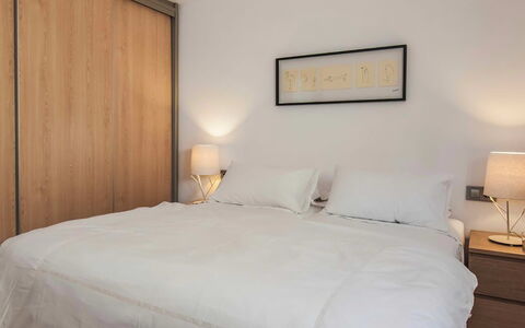 Villa Bacio: Cama, Mueble, Habitación, Diseño De Interiores, Lecho, Sábana, Madera, Suelo, Linos, Piso