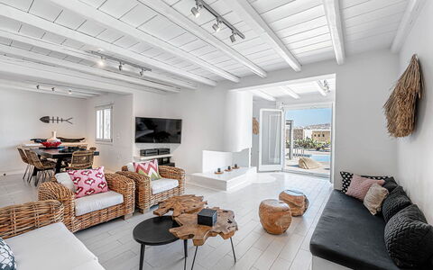 Villa Cocoon: Mueble, Casa, Departamento, Suelo, Sofá, Sala, Silla, Techo, Balcón