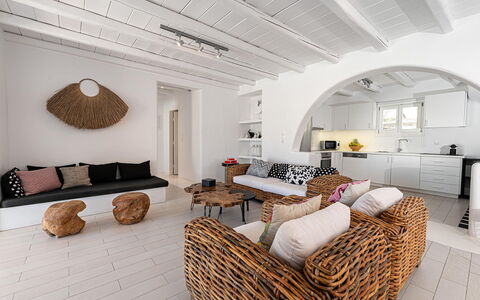 Villa Cocoon: Mueble, Sofá, Diseño De Interiores, Piso, Suelo, Sala, Casa, Techo, Mesa