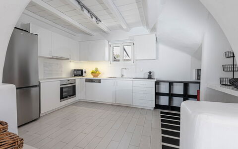 Villa Cocoon: Cocina, Piso, Diseño De Interiores, Techo, Suelo, Mostrador, Electrodoméstico, Mueble, Aparato De Cocina, Departamento