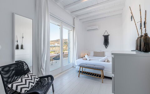 Villa Cocoon: Mueble, Departamento, Diseño De Interiores, Casa, Suelo, Habitación, Habitación, Almohada, Arrojar La Almohada, Cama