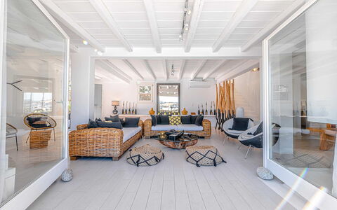Villa Targer: Mueble, Madera, Piso, Diseño De Interiores, Suelo, Sofá, Techo, Silla, Mesa, Sala