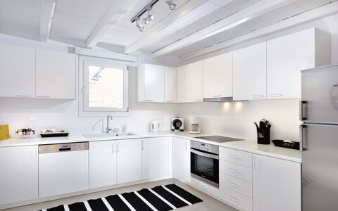 Villa Targer: Cocina, Aparato De Cocina, Mostrador, Electrodoméstico, Piso, Gabinetes, Diseño De Interiores, Mueble, Lavabo, Electrodoméstico