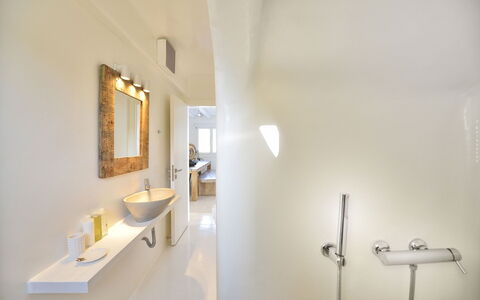 Villa Targer: Diseño De Interiores, Pared, Piso, Arreglo De Tubería, Baño, Lavabo Del Baño, Suelo, Techo, Lámpara, Espejo