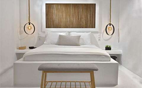 Villa Targer: Diseño De Interiores, Habitación, Encendiendo, Cama, Lámpara, Mueble, Lecho, Linos, Techo, Habitación