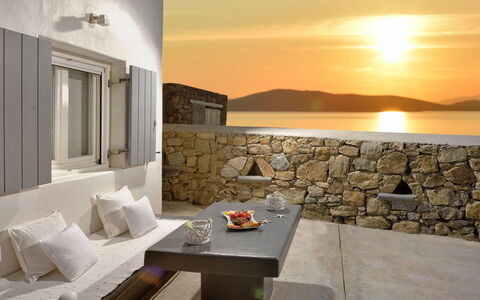 Villa Targer: Mueble, Diseño De Interiores, Mar, Recurso, Costa, Hotel, Lámpara, Sombra, Almohada, Silla