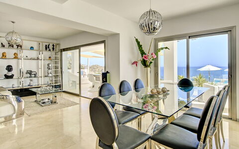 Villa Turchese: Mueble, Diseño De Interiores, Silla, Piso, Mesa, Techo, Suelo, Cocina Y Comedor Mesa, Comedor, Casa