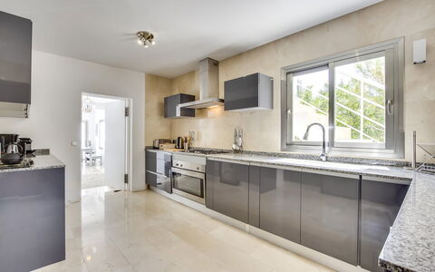 Villa Turchese: Cocina, Mostrador, Piso, Aparato De Cocina, Electrodoméstico, Gabinetes, Diseño De Interiores, Suelo, Casa, Techo
