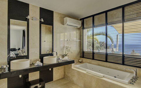 Villa Turchese: Diseño De Interiores, Piso, Pared, Arreglo De Tubería, Suelo, Techo, Mueble, Baño, Encendiendo, Plomería