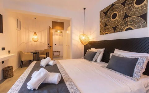 Villa Waves: Habitación, Mueble, Cama, Diseño De Interiores, Suelo, Piso, Sábana, Lecho, Marco De La Cama, Habitación