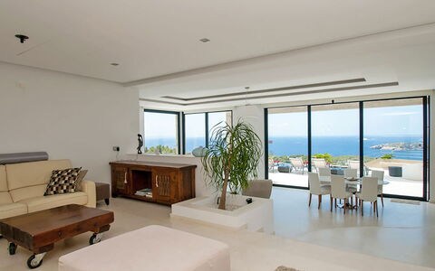 Villa Lola: Mueble, Diseño De Interiores, Mesa, Madera, Suelo, Piso, Techo, Silla, Sala, Sofá