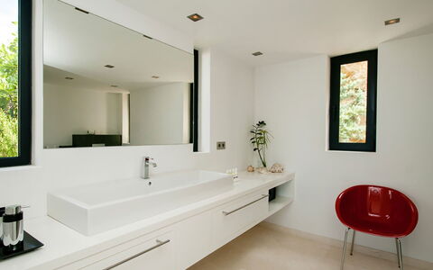 Villa Lola: Lavabo Del Baño, Diseño De Interiores, Lavabo, Arreglo De Tubería, Pared, Baño, Piso, Espejo, Mostrador, Suelo