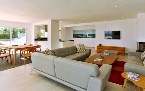Villa Jules: Mueble, Diseño De Interiores, Sofá, Piso, Suelo, Sala, Mesa, Madera, Techo, Habitación