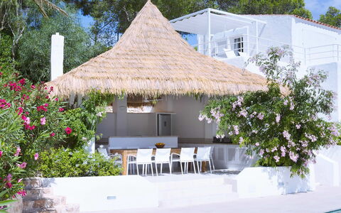 Villa Jules: Cubrir Con Paja, Mueble Para Exteriores, Sombra, Mueble, Silla, Recurso, Estructura Al Aire Libre, Jardín, Eco Hotel, Paraguas
