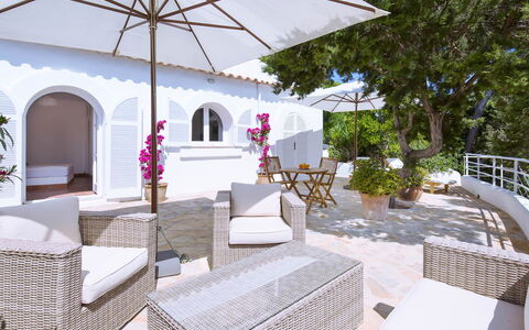 Villa Jules: Mueble, Maceta, Mesa, Silla, Casa, Mueble Para Exteriores, Planta De Casa, Recurso, Sombra, Balcón