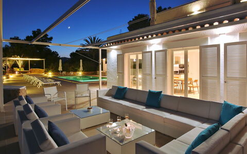 Villa Jules: Mueble, Piscina, Recurso, Diseño De Interiores, Piso, Silla, Suelo, Casa, Mesa, Sombra