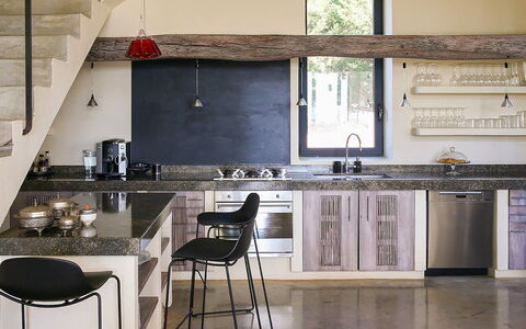 Villa Bouquet: Cocina, Mueble, Diseño De Interiores, Mostrador, Piso, Madera, Suelo, Aparato De Cocina, Casa, Encendiendo