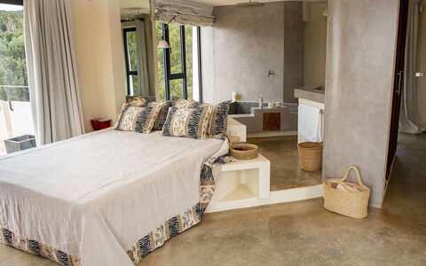 Villa Bouquet: Cama, Mueble, Lecho, Habitación, Diseño De Interiores, Sábana, Madera, Linos, Suelo, Piso
