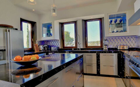West Coast: Cocina, Mostrador, Diseño De Interiores, Mueble, Aparato De Cocina, Piso, Techo, Gabinetes, Electrodoméstico, Encendiendo