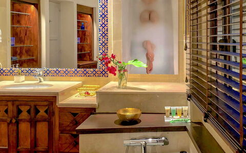 West Coast: Arreglo De Tubería, Diseño De Interiores, Pared, Lavabo, Lavabo Del Baño, Piso, Grifo, Suelo, Baño, Plomería