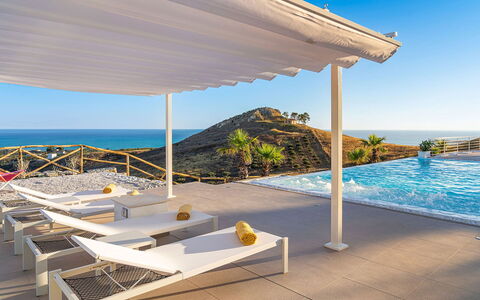 Villa Montallegro: Piscina, Recurso, Mueble Para Exteriores, Eco Hotel, Sombra, Silla, Ocio, Zona Tropical, Hotel, Villa