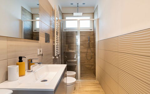 Villa Montallegro: Piso, Diseño De Interiores, Baño, Arreglo De Tubería, Suelo, Pared, Madera, Mueble De Baño, Lavabo Del Baño, Lavabo