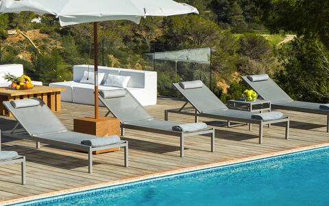 Villa Jondal: Mueble, Mueble Para Exteriores, Silla, Sunlounger, Paraguas, Mesa Al Aire Libre, Sombra, Patio, Piscina, Recurso